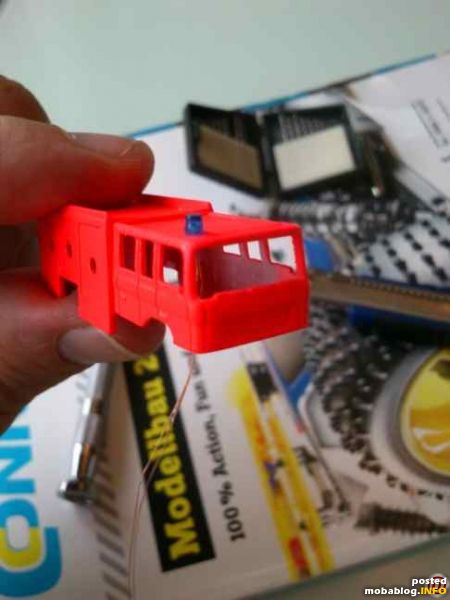 das erste Blaulicht klebt. Keine tolle Arbeit: kleines H0 Blaulicht aufgebohrt (zu Fuß natürlich) LED reingeklebt und ab aufs Dach (den Asiaten sei gedankt, dass sie irgendwie die Lackdrähte an ...