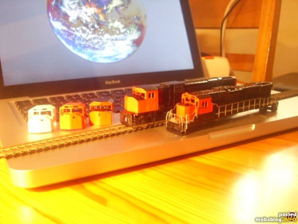 Verschieden Cabs, hintere Maschine eine Alco M630W (wide cab),
vordere eine 2GS36 als