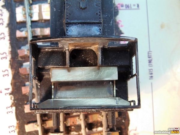 Ein Blick von oben zeigt die ersten Bestandteile der Inneneinrichtung, der weitere Aufbau des Bedienpult inklusive dem darauf befindlichen Kraftstofftank neben allen Details wie Hebel, Manometer usw. befinden sich zum ...