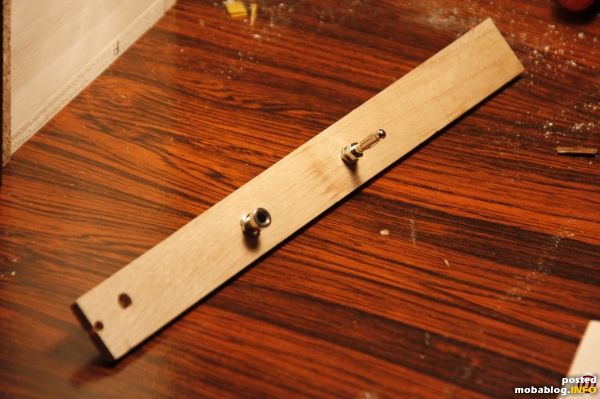 SCHRITT 3: Eine ca. 4 mm starke Leiste ca. 4 cm x 20 cm vorzugsweise aus härterem Holz mit zwei Bohrungen für Stecker (hier: Bananenstecker 4 mm und -buchse 6 ...