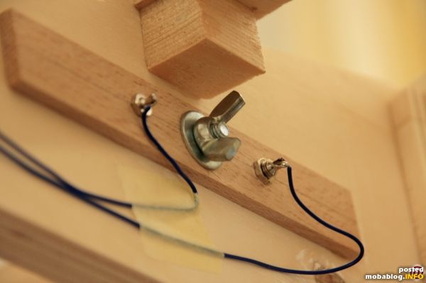 SCHRITT 7: In der Mitte zwischen den Steckern ein (z. B. 8 mm-)Loch Bohren, damit die Module mittels Schlossschraube und Flügelmutter bei Bedarf von unten fixierbar sind. Elektrische Verbindungen herstellen. ...