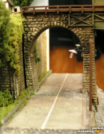 Eine kleines Stück Landstrasse unter der Brücke mit selbstgefertigten Laternen