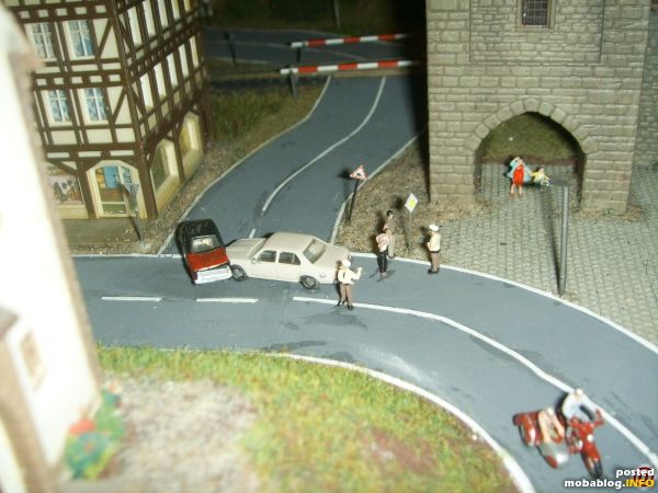 Am Abzweig zur Nachbargemeine ist ein kleiner Unfall passiert, so ein jugendlicher Raser hat die Vorfahrt einer Nobelkarosse übersehen