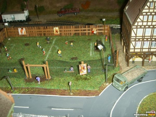 schon geht die Fahrt weiter auf der Ortsauswärtsführenden Straße, vorbei am Bolzplatz von Zweiburg, scheint gerade ein wichtiges Spiel stattzufinden