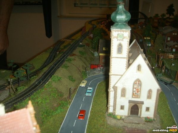 jetzt hätte ich doch fast das Zentrum von Zweiburg vergessen, leicht erhöht in der Dorfmitte befindet sich die die Kirche St. Achim, hier müssen noch einige Preiserlein einzug halten