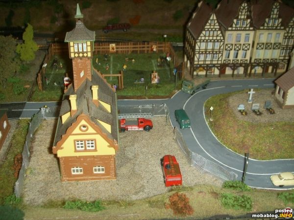 nun geht's aber weiter, gegenüber dem Bolzplatz, verkehrsgünstig gelegen, befindet sich die Feuerwache, auch hier haben die Preiserlein noch keinen Einzug gehalten