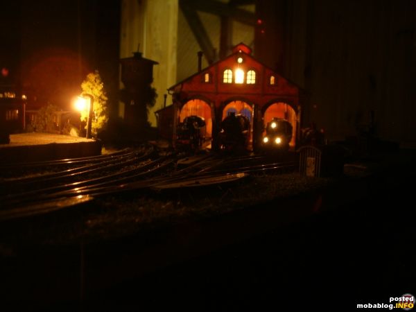 nun noch einige Nachtaufnahmen, alle Häuser af der Anlage sind beleuchtet, teilweise habe ich auch Fahrzeuge beleuchtet, am Bahnhof Zweiburg und an der Spedition Zweiburg habe ich in die winzigen ...