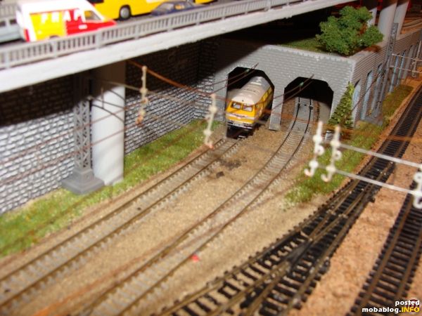 Der Oberleitungsbau hat auch den Gbf. erreicht. Dieser teil wurde mit Sommerfeld Fahrdrähten überspannt. Die Quertragwerke sind von Vollmer.