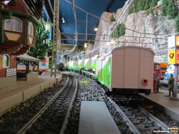 Der Zirkus Sarasani steht abfahrtbereit am Bahnhof Erstfeld und wartet auf Ausfahrt auf die Nordrampe