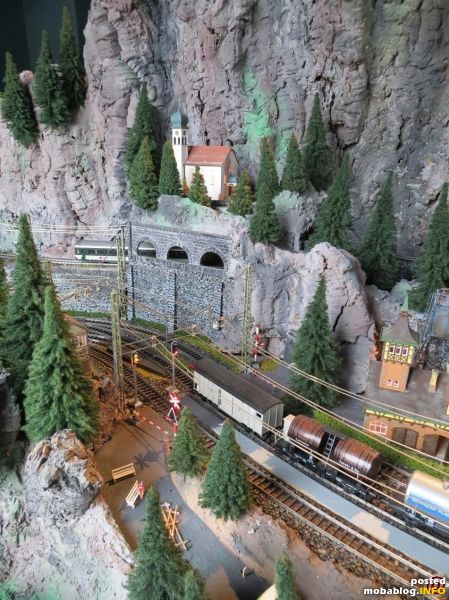 Vom hinteren Teil des Bahnhofes aus ist die Kirche nun deutlich zu sehen.