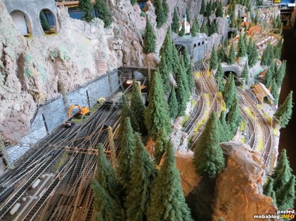 Eine Übersicht der Nordrampe mit Wassen im Hintergrund und die Einfahrt zum Göschener Bahnhof vorne links.