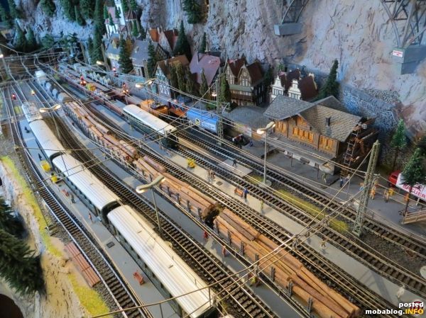 Freie Darstellung des Bahnhofes Göschenen. Am Ende ist die Einfahrt zum Gotthardtunnel nachgebildet, allerdings aus Platzgründen nicht vorbildgerecht im Bogen. Da es sich (wie oben gesagt) ohnehin nicht um eine ...
