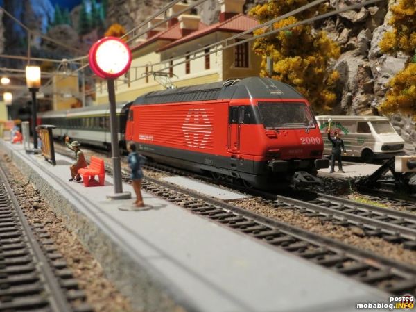 Eine Re 460 am Bahnsteig. Alle Modelle sind von Märklin und HAG.