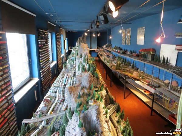 Zu guter Letzt ein Bild der gesamten Anlage. Der lange schmale Raum ist gut erkennbar. Rechts an der Wand befindet sich eine LGB- und eine Märklin-Spur-I-Bahn, die zuerst gebaut wurden. ...