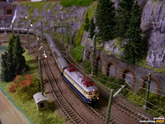 Die E10 1308 hat den Rheinpfeil21 am Haken, und umfährt das Gebirgsmasiv Ecksteinhorn