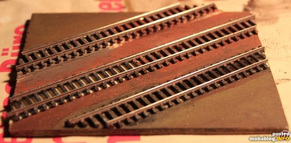 Nach dem Trocknen habe ich alles mit verdünntem Schwarz lasiert und schließlich mit trockenem Weiß graniert – die klassische Vorgehensweise zum Hervorheben von Strukturen und Details.
