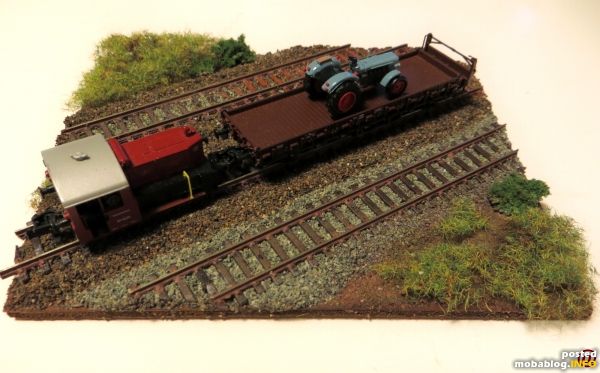 Noch etwas Grün, dann ist das Schotterdiorama auch schon fertig. Die Verschubfahrten können beginnen!