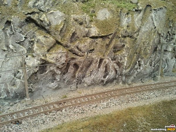 Oberleitung der Nebenstrecke. Hier habe ich mit verschiedenen Drähten der Verbindung Tragdraht/Fahrdraht experimentiert, welche noch farblich an den Fahrdraht angepasst werden müssen.