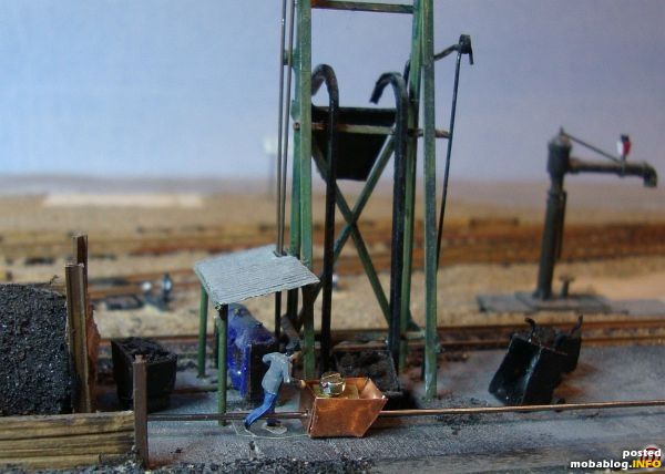 Für die Stellprobe wurde aus einem Stückchen Kupferblech flugs ein Hunt geschnippelt, eine halbierte Lüsterklemme reingesetzt und ein Stelldraht durchgefädelt. Wenn man die Mechanik unter dem Kohlenhaufen im Bansen versteckt ...