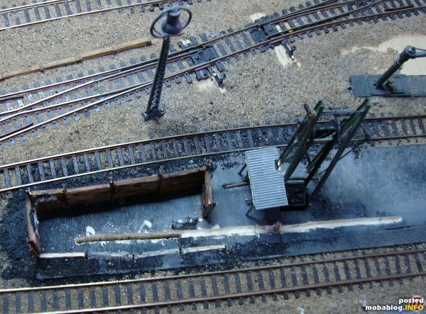 Für den Stelldraht wurde einerseits eine Nut gefräst, andererseits kam ich nicht drumherum, einen Schlitz in die Grundplatte zu operieren. Im Untergrund ist zwar kaum Platz für die Mechanik, aber ...