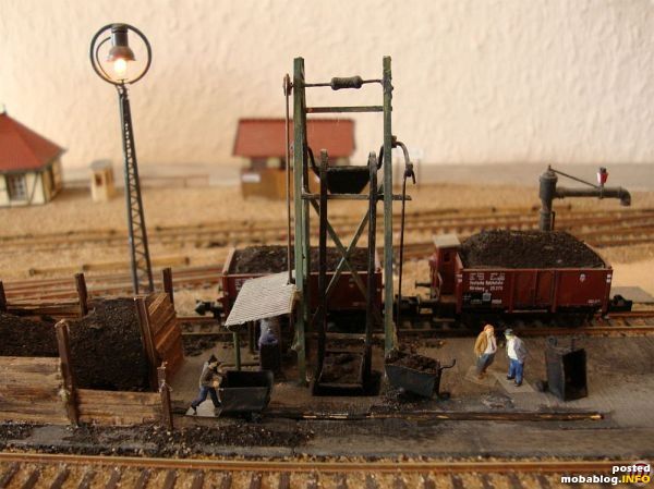 So sieht es fertig aus. Kohlen-Kalle kommt von links aus dem Bansen und schiebt den Hunt zur Bekohlung, die Kohle wird dann mit dem Behälter nach oben transportiert und ausgekippt.
In ...