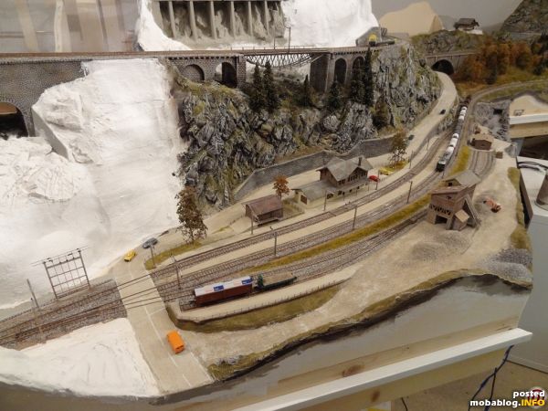 Ein Überblick über den Bahnhof Wasserau. Als Haltepunkt der einspurigen Nebenstrecke liegt er an der zentralen vorderen Anlagenkante. Oben sieht man die Trassen der zweigleisigen Hauptstrecke.