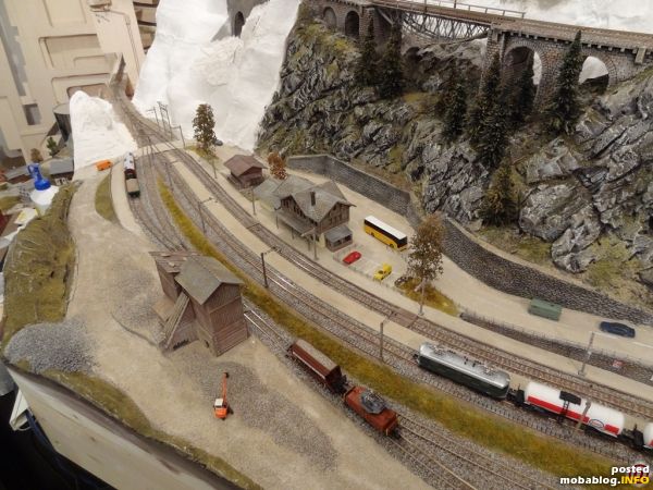 Blick in Richtung der Ausfahrt Ost. Rechts der Bahnhof, links ein Kiesverlad.