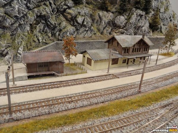 Bahnhofgebäude und Güterschuppen.