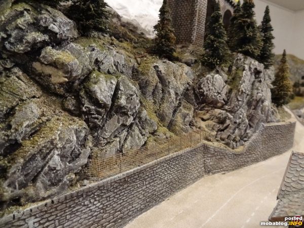 Wasserau liegt an einer steilen Bergflanke. Steinschlagvorrichtungen verhindern, dass Steine auf die Fahrbahn fallen. Hier ist erst das erste Gitter sichtbar. Weitere werden folgen.