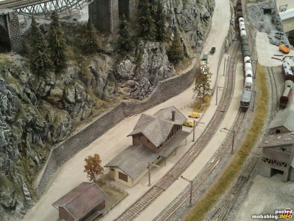 Nochmals Blick von oben. Beim Rangierbereich müssen noch Oberleitungsmasten montiert werden, da dort auch Elektro-Rangierloks verkehren.