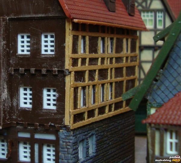 Insgesamt besteht das Fachwerk aus 156 Einzelteilen, die in etwa fünfstündiger Arbeit aufgeklebt wurden.