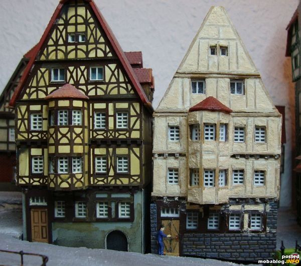 Was mit diesem Fachwerk völig unmöglich aussieht ist die Plastiktür - die mußte neu gemacht werden! Die Tür ist 8x16mm groß - dummerweise sind die Furnierstreifen aber nur 5mm breit. ...