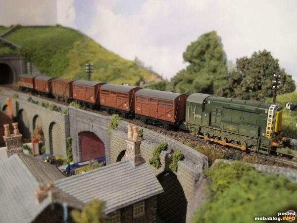 BR Class 08 ist mit den Daily Goods unterwegs - die Viehwagen laufen vorschriftsgemäß gleich hinter der Lok.