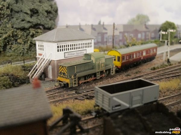 BR Class 14 wartet vor der Signalbox auf den nächsten Einsatz.