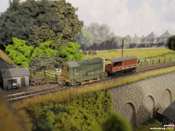 Das Tagesgeschäft ist erledigt und BR Class 08 kehrt mit ihrem "Toad Brake Van" in den Fiddle Yard zurück.