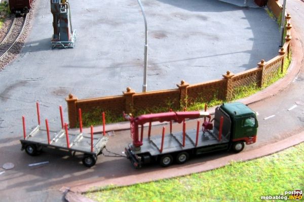 Entladener Holztransporter verl��t die Bahnverladestelle um wieder neue Fracht am Waldlagerplatz aufzunehmen