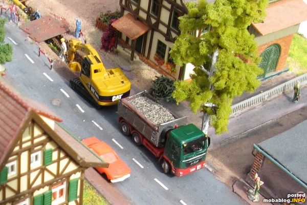 Foto zeigt die Tiefbaubaustelle mit dem Dreiachskipper und optimiertem, voll beweglichen CAT Bagger