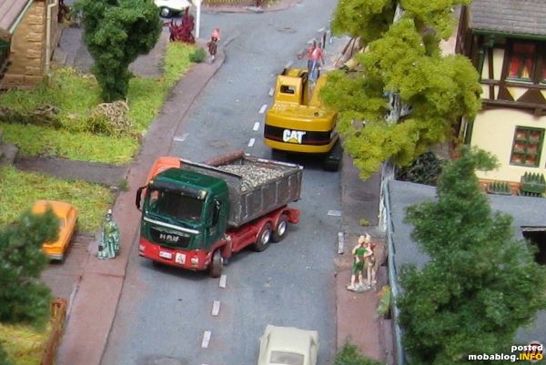 LKW verläßt die Baustelle um zum Abkipplatz zu fahren