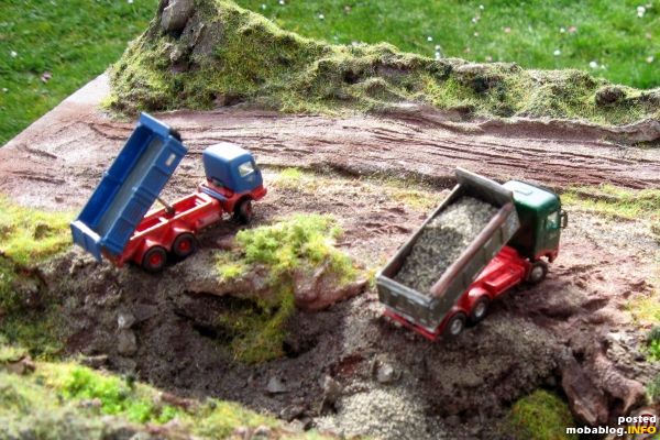 Nun wird die Aushubladung abgekippt, parallel dazu ist gerade ein Büssing BS 26 320 ebenfalls fertig mit dem Abkippvorgang