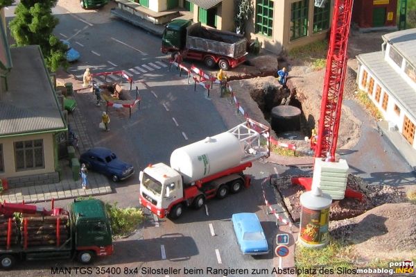 Der MAN Silosteller ist an der Abstellbaustelle eingetroffen und rangiert dort entsprechend