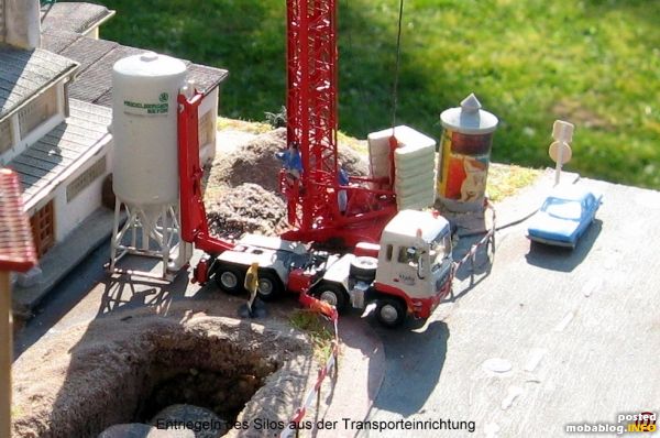 Jetzt ist das Silo aufgestellt und kann aus der Halterung der Aufstellmechanik gelöst werden