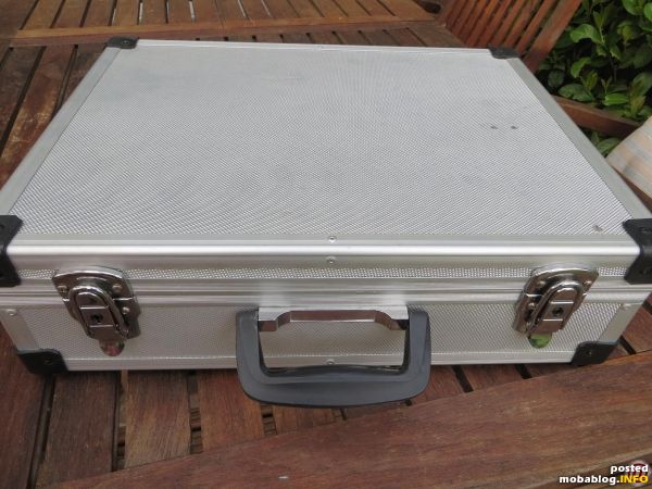 Der Alukoffer misst 45 x 35 cm und ist 12 cm tief bzw. hoch.