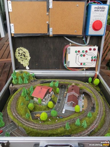Gesamtansicht. Der Trafo ist fest montiert. Weichen und Signale sind elektrisch über das kleine Stellpult zu schalten, dessen Kabel deswegen so lang ausgeführt sind, um die Anlage, die mit 4 ...