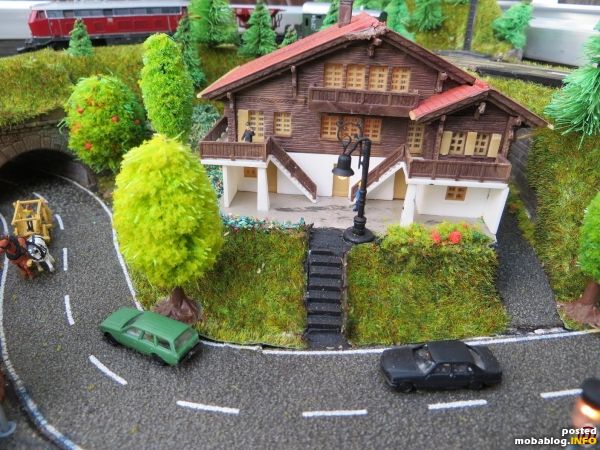 Das etwas höher gelegene Wohnhaus mit Treppe und Garagenzufahrt.