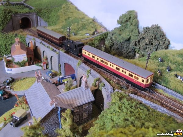Erster Dampfzug heute war die neue Dapol 3702 Pannier-Tank mit zwei Western-Region-Autocoaches - hier bei der Einfahrt über Philtown-Lock.