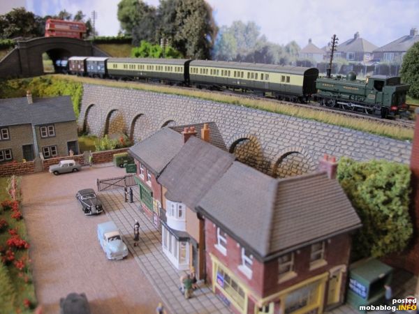Ein Western-Region Klassiker ist hier die Dapol 5764 Pannier mit einer Garnitur B-Set-Coaches inkl. Cattle & Milk-Van.