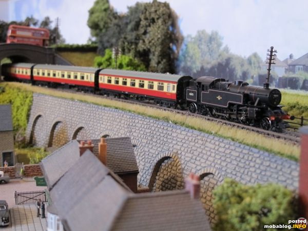 Die brandneue Grafar/Bachmann Fairburn-4MT-Tank erreicht mit einer typischen Midland-Garnitur Philtown-Bridge.