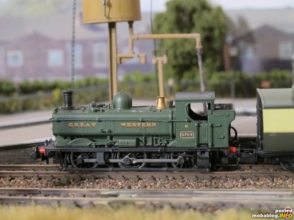 GWR Pannier 5764 hat umgesetzt, die Viehwagen sind wieder hinter dem B-Set-Pärchen gereiht, noch ein Halt beim Water Tower und die Garnitur ist für die Rückfahrt bereit.