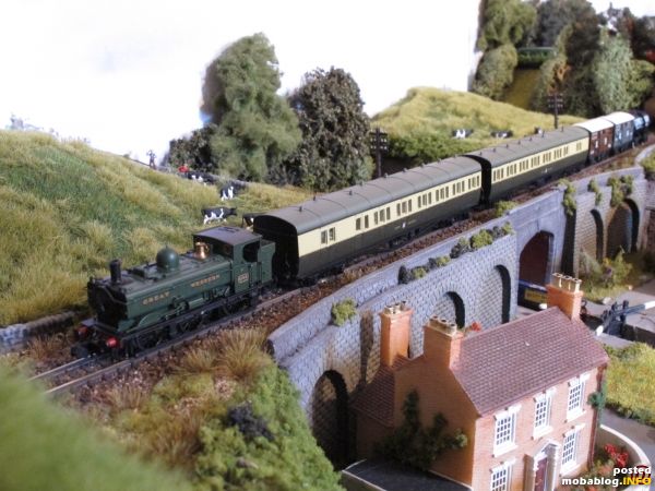 Rasch hat die Pannier an Fahrt aufgenommen und rollt mit ihrer Branchline-Garnitur oberhalb Philtown-Lock vorbei.