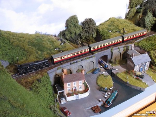 Zum Abschluss für heute noch ein Schrägluftbild mit der Fairburn 4MT und ihrer Midland-Garnitur bestehend aus Stanier- und MK1-Coaches.